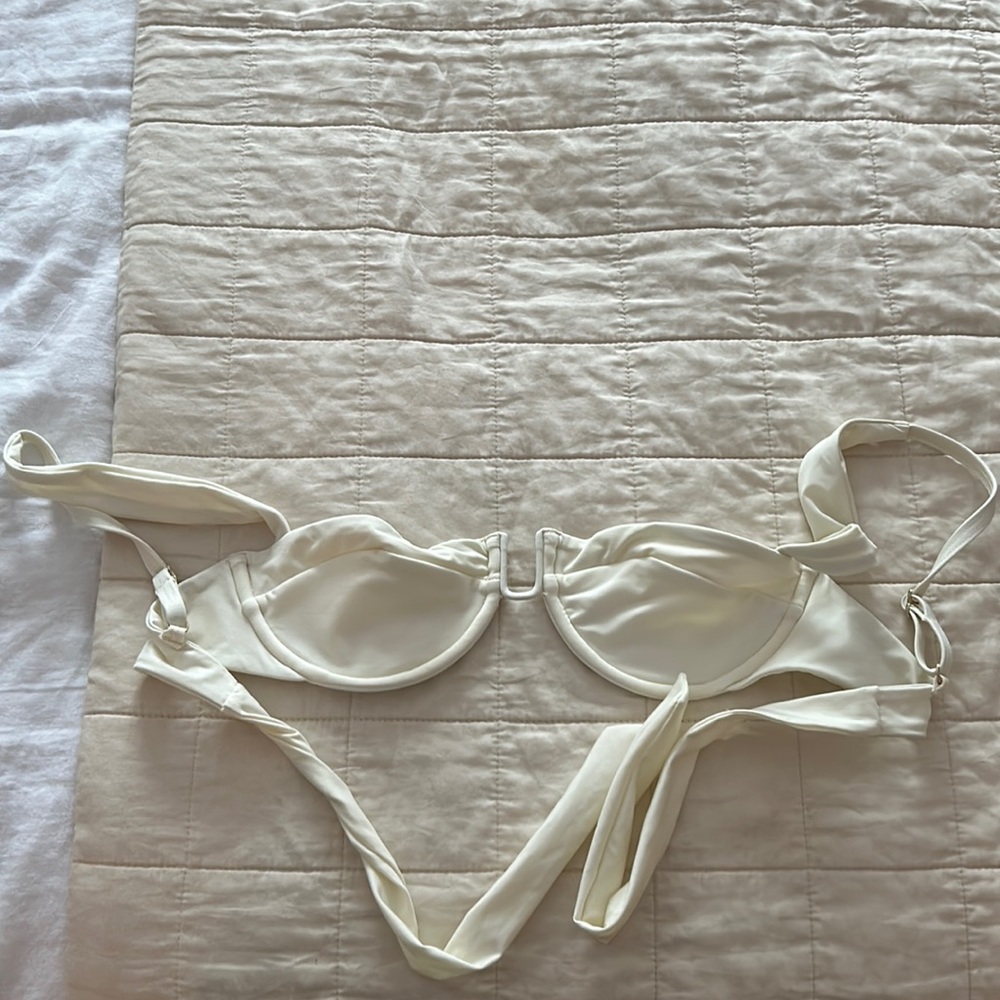 Monday swimwear Cala roja top petite ivory